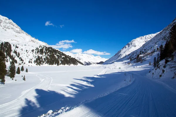 Fryst Sjö Obersee Österrikiska Alperna Mellan Snöiga Bergslandskap — Stockfoto