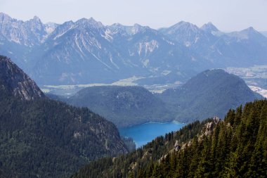 Yukarıdan Bavyera gölü Alpsee, Tegelberg