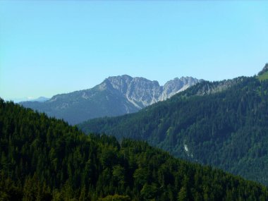 Yaz zamanı Germay, Bavyera 'daki Aiplspitz Dağı' na dağ turu