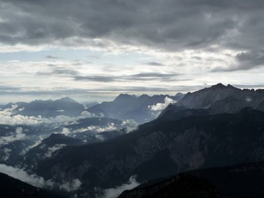 Garmisch-Partenkirchen, Bavyera, Almanya 'daki Alpspitze dağından görüntüler