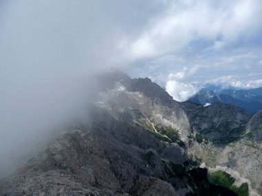 Garmisch-Partenkirchen, Bavyera, Almanya 'da yaz mevsiminde ferrata yoluyla Alpspitze Dağı' ndan görüntü