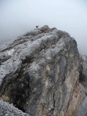 Garmisch-Partenkirchen, Bavyera, Almanya 'daki Ferrata üzerinden Alpspitze Dağı