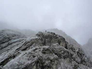 Garmisch-Partenkirchen, Bavyera, Almanya 'da yaz mevsiminde Ferrata üzerinden Alpspitze Dağı