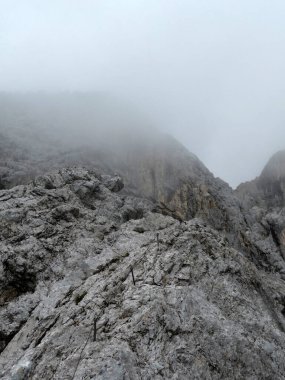 Garmisch-Partenkirchen, Bavyera, Almanya 'da yaz mevsiminde Ferrata üzerinden Alpspitze Dağı