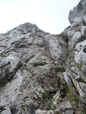 Garmisch-Partenkirchen, Bavyera, Almanya 'daki Ferrata üzerinden Alpspitze' de çelik deri.