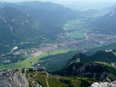Yukarıdan Garmisch-Partenkirchen şehri, Alpspitze Dağı, Bavyera, Almanya