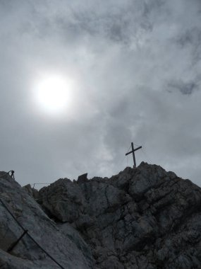 Zirve Alpspitze 'de Garmisch-Partenkirchen, Bavyera, Almanya' da Ferrata üzerinden kesişiyor.