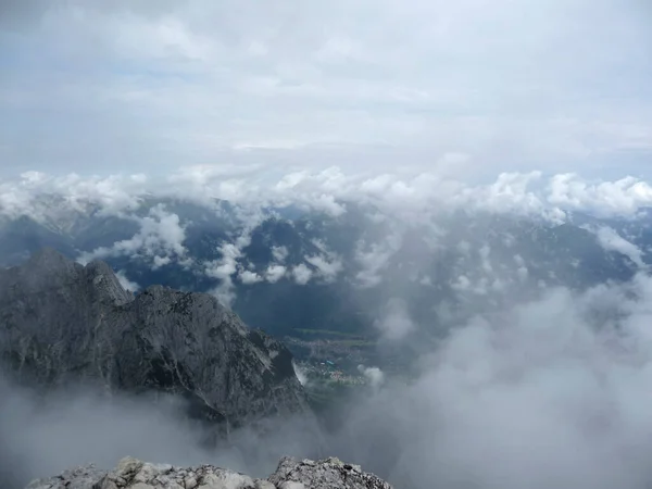 夏季从德国巴伐利亚Garmisch Partenkirchen的Alpspitze山眺望 — 图库照片