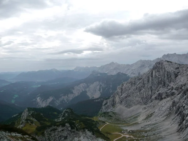 从德国巴伐利亚Garmisch Partenkirchen的Alpspitze山观看 — 图库照片