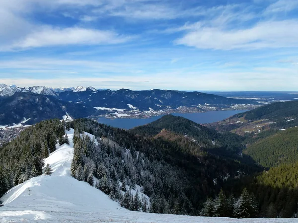 バイエルン州テゲンゼーのバウムガルテンシュニード山への冬のハイキングツアー — ストック写真