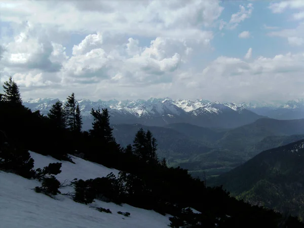 バイエルンの山Benediktenwandで曇りの天気 冬のドイツ — ストック写真