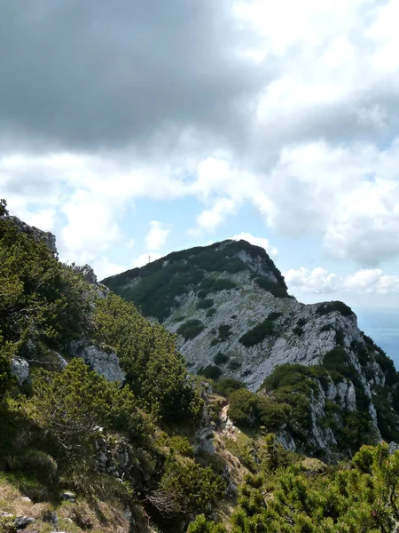 德国巴伐利亚Benediktenwand山与多云环境的山顶交叉口 — 图库照片