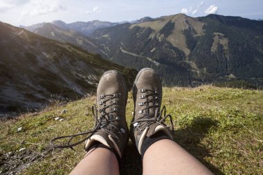 Bavyera Alplerinde bir dağ turunda yürüyüş botları.