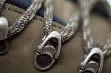 Yürüyüş botlarının kapatılması, beyaz arkaplanda izole edilmiş.