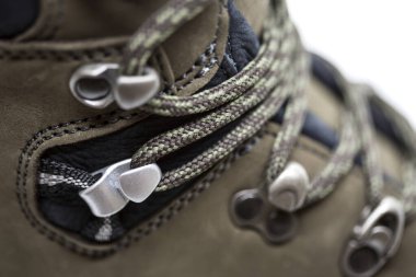 Yürüyüş botlarının kapatılması, beyaz arkaplanda izole edilmiş.