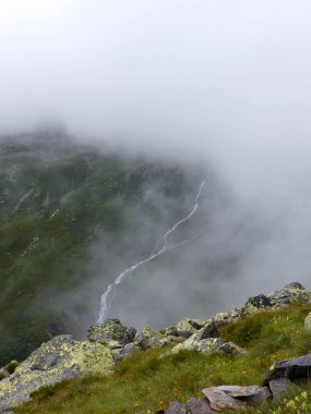 Berlin yüksek yolu, Zillertal Alpler Tyrol, Avusturya 'da kötü hava koşullarıyla