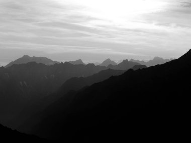 Berlin 'deki dağ manzarası, Avusturya, Tyrol' daki Zillertal Alpler.