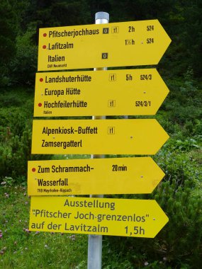 Avusturya, Tyrol 'da Berlin yüksek yolunun Zillertal Alpleri' ni imzalayın.