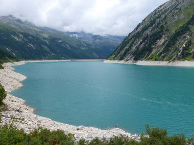 Berlin yüksek yolundaki Schlegeisspeicher rezervuarı, Tyrol, Avusturya 'daki Zillertal Alpleri