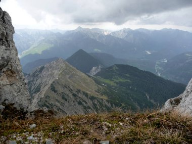 Yaz aylarında Avusturya 'nın Tyrol kentindeki Daniel dağına dağ yürüyüşü turu