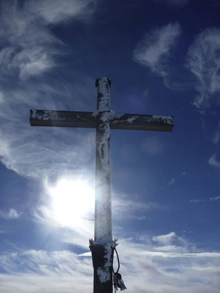 冬にはドイツのバイエルン州ブレヒスピッツ山のサミットクロス — ストック写真
