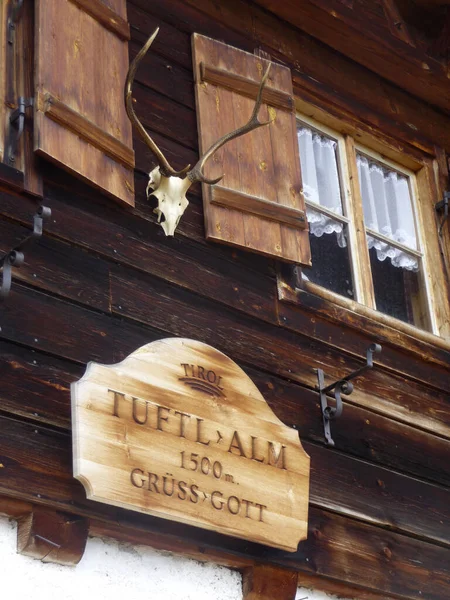 Yaz Mevsiminde Avusturya Nın Tyrol Kentindeki Tuftlalm Barakasının Işareti — Stok fotoğraf