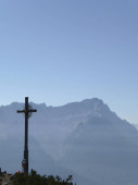 Gipfelkreuz Hoher Fricken mit Zugspitze im Hintergrund, Bayern, Deutschland