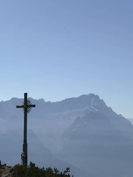 Κορυφή Σταυρό Του Hoher Fricken Βουνό Zugspitze Στο Παρασκήνιο Βαυαρία — Φωτογραφία Αρχείου