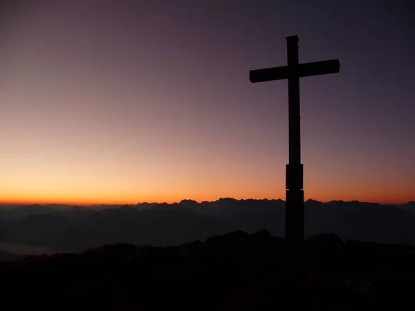 Summit Cross Bij Zonsondergang Krottenkopf Mountain Bavaria Duitsland — Stockfoto