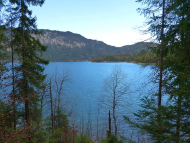 Almanya 'nın Bavyera kentindeki ünlü Eibsee Gölü' nün dağ manzarası