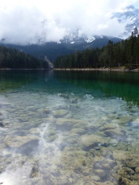 Almanya 'nın Bavyera kentindeki ünlü Eibsee Gölü' nün dağ manzarası