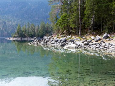 Almanya 'nın Bavyera kentindeki ünlü Eibsee Gölü' nün dağ manzarası