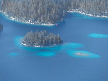 Almanya 'nın Bavyera kentindeki ünlü Eibsee Gölü' nün dağ manzarası