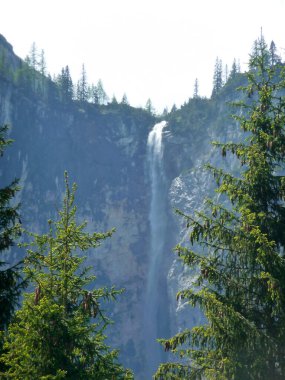 Şelale Seebensee Gölü, Zugspitze, Tyrol, Avusturya 'ya yürüyüş turunda.