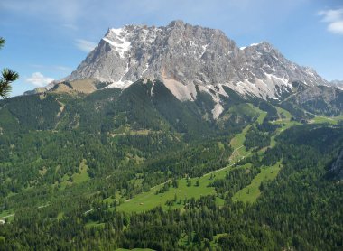 Zugspitze dağının dağ manzarası, Tyrol, Avusturya
