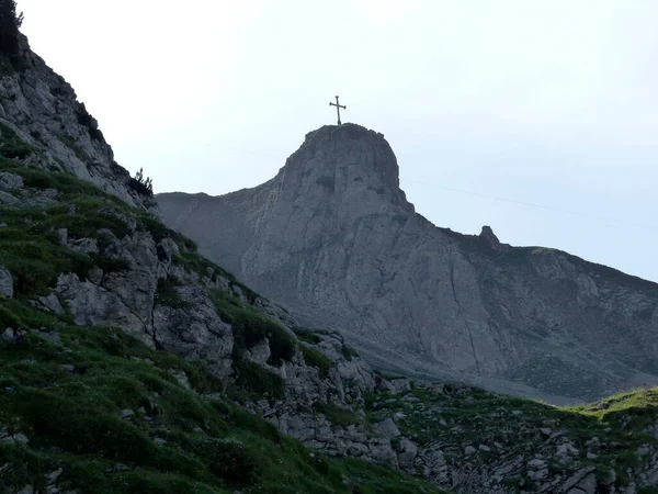 サミット前のクロスGrubigstein山 Lechtal Alps Tyrol Austria — ストック写真