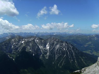 İlkbaharda Avusturya 'nın Tyrol kentindeki Guffert Dağı' na dağ yürüyüşü turu
