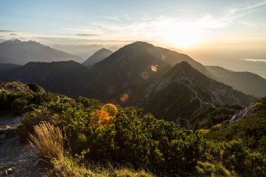 Herzogstand dağında gün batımı Heimgarten dağına, Bavyera, Almanya
