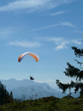 Almanya 'da Chiemsee Gölü üzerinde paraşütle atlama