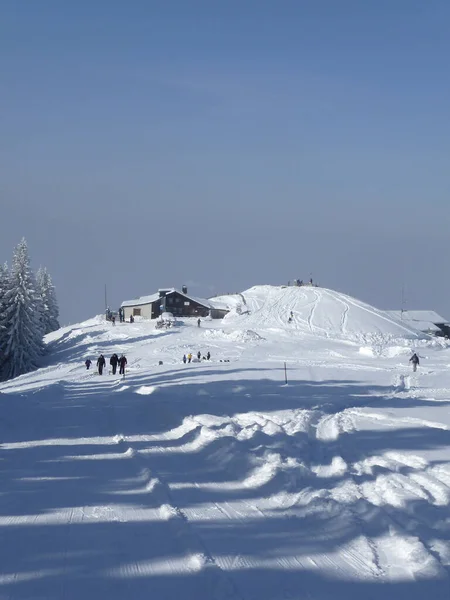 德国巴伐利亚冬季山地游览角小屋 — 图库照片