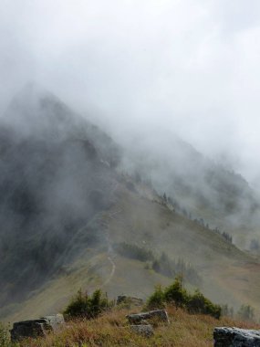 Sonbaharda Allgau Alpleri, Bavyera, Almanya 'da Hoher Ifen dağı turu