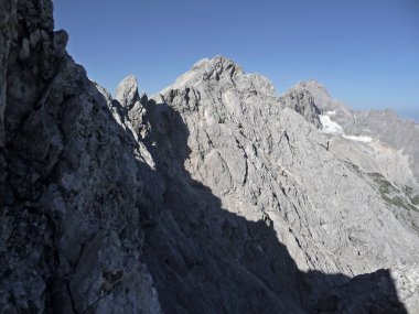 Yaz zamanı Almanya 'nın Bavyera eyaletinde Jubilaeumsgrat tepesinde dağ yürüyüşü turu