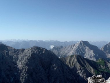 Yaz zamanı Almanya 'nın Bavyera eyaletinde Jubilaeumsgrat tepesinde dağ yürüyüşü turu