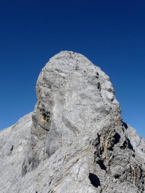 Jubilaumsgrat 'tan Zugspitze Dağı, Bavyera, Almanya' ya ünlü tırmanma rotasının dağ manzarası
