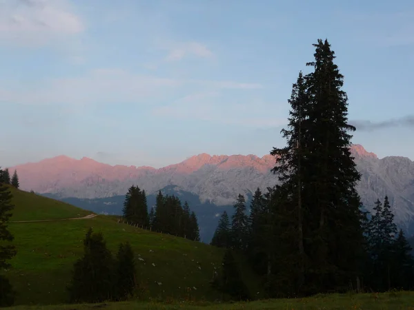Sonnenaufgang Bei Bergwanderung Auf Dem Jubilaeumsgrat Bayern Deutschland Sommer — Stockfoto