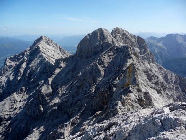 Jubilaumsgrat 'tan Zugspitze Dağı, Bavyera, Almanya' ya ünlü tırmanma rotasının dağ manzarası