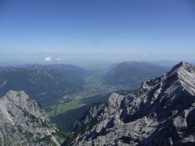 Jubilaumsgrat 'tan Zugspitze Dağı, Bavyera, Almanya' ya ünlü tırmanma rotasının dağ manzarası