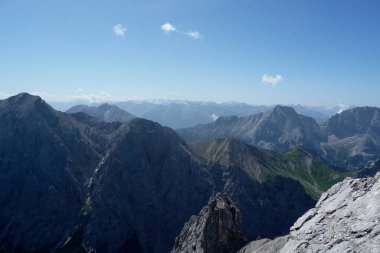 Jubilaumsgrat 'tan Zugspitze Dağı, Bavyera, Almanya' ya ünlü tırmanma rotasının dağ manzarası