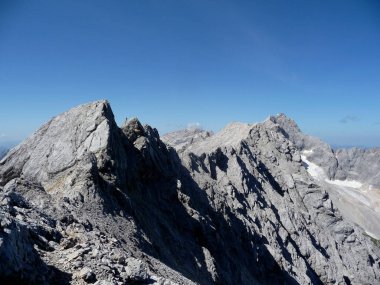 Jubilaumsgrat 'tan Zugspitze Dağı, Bavyera, Almanya' ya ünlü tırmanma rotasının dağ manzarası