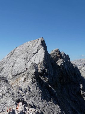 Jubilaumsgrat 'tan Zugspitze Dağı, Bavyera, Almanya' ya ünlü tırmanma rotasının dağ manzarası